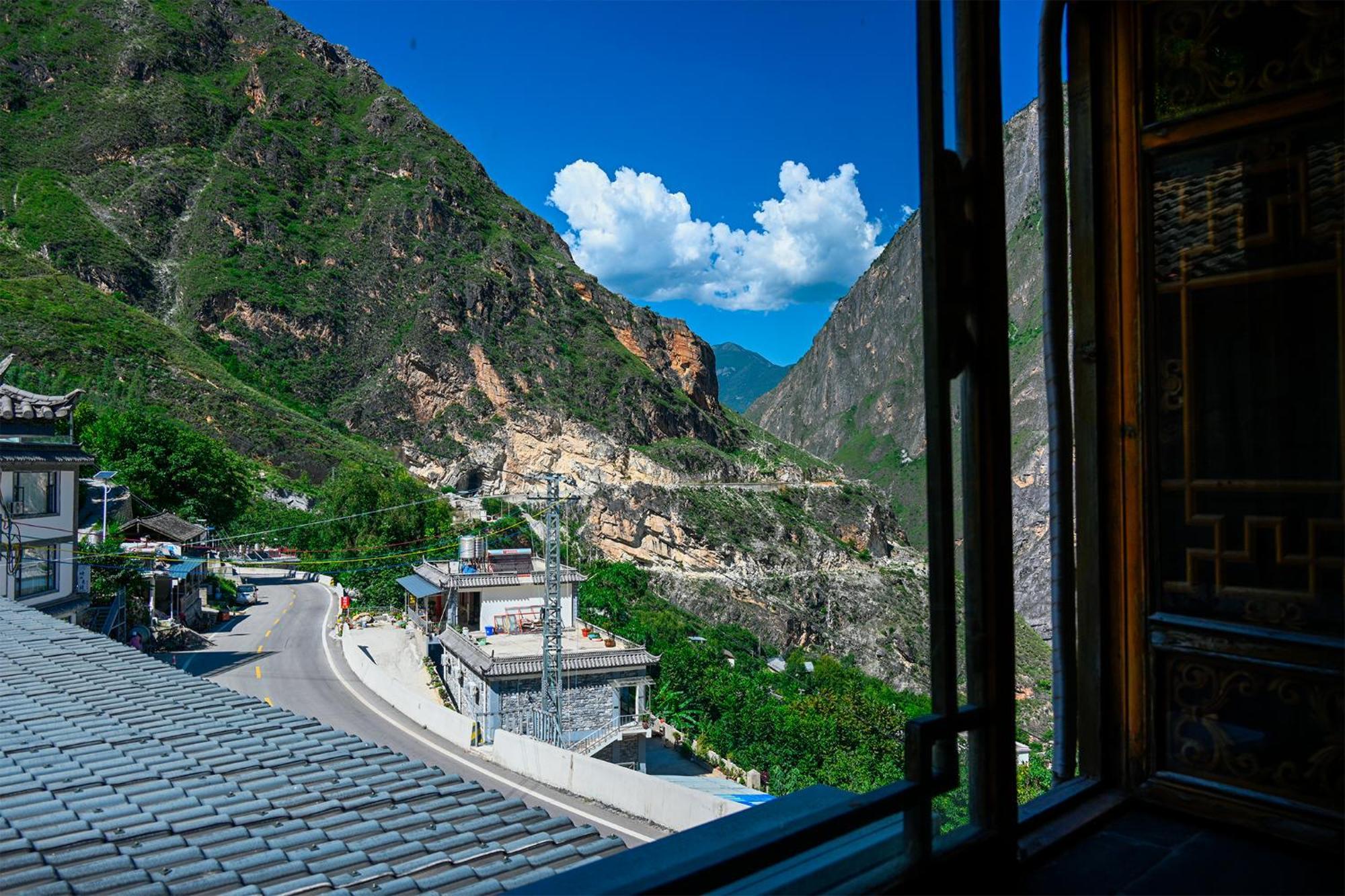 Tiger Leaping Gorge Sean'S Spring Guesthouse Shangri-La Eksteriør billede